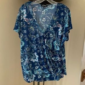 Roz & Ali V-neck Plus Top